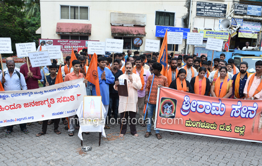 Hindu outfits stage protest against pejavar seer